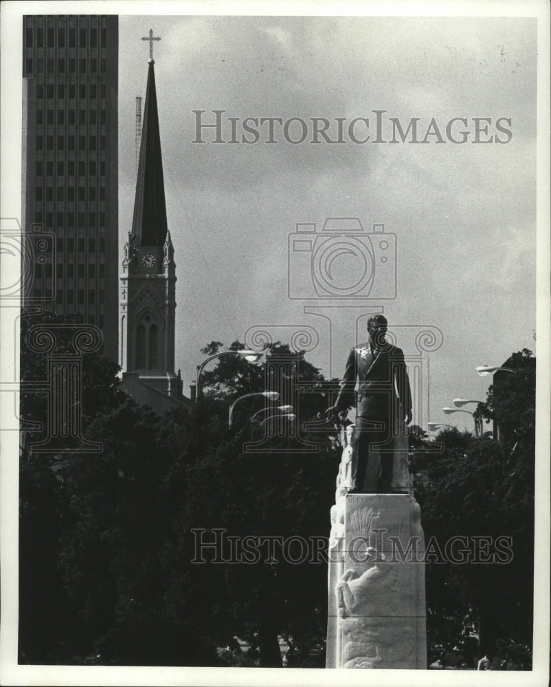 1982 Press Photo Statue of Huey Long with St Joseph&#39;s Spire in Background - Historic Images