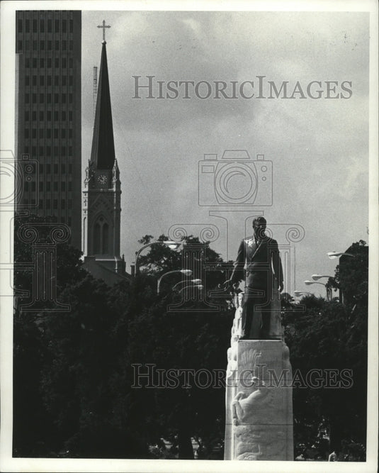 1982 Press Photo Statue of Huey Long with St Joseph's Spire in Background - Historic Images