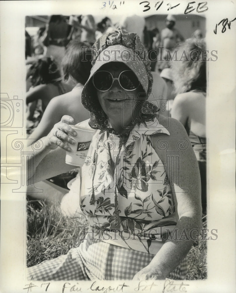 1977 Press Photo New Orleans - Woman Drinking Beer at Jazz &amp; Heritage Festival - Historic Images