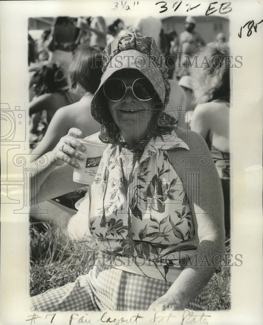 1977 Press Photo New Orleans - Woman Drinking Beer at Jazz & Heritage Festival - Historic Images