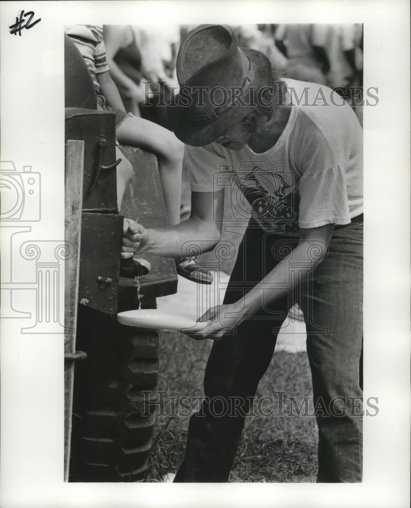 1977 Press Photo Getting a drink at New Orleans Jazz and Heritage Festival. - Historic Images