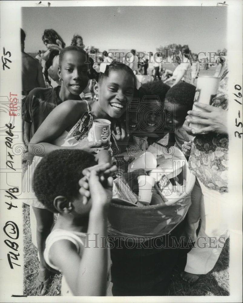 1977 Press Photo Happiness is a Sunday outing. - noa03166 - Historic Images