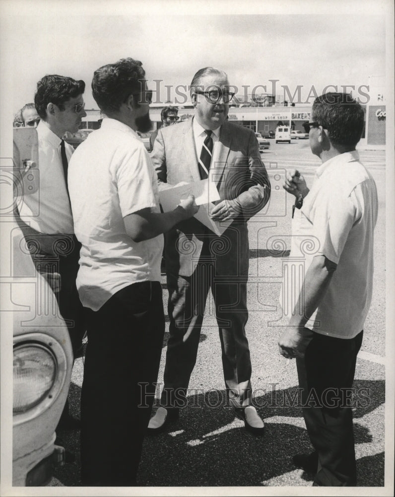 1969 Press Photo Hurricane Camille- Relief Convoy workers. - noa03185 - Historic Images