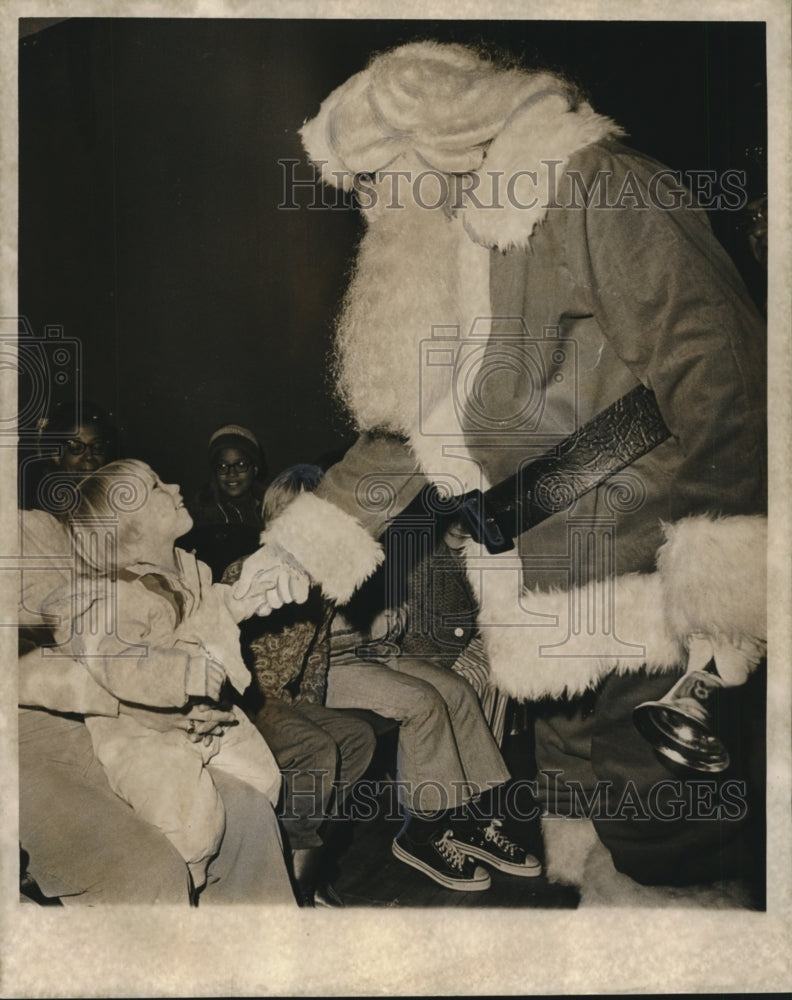 1972 Press Photo Santa Claus brought happiness to thousands of children. - Historic Images