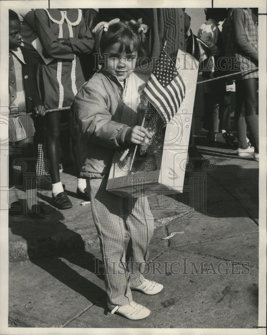 1970 Press Photo Girl with gifts from Doll and Toy Fund. - noa03211 - Historic Images