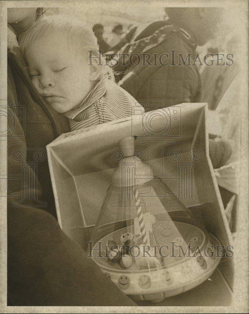 1972 Press Photo Too much excitement for a baby at Doll and Toy Fund give away. - Historic Images