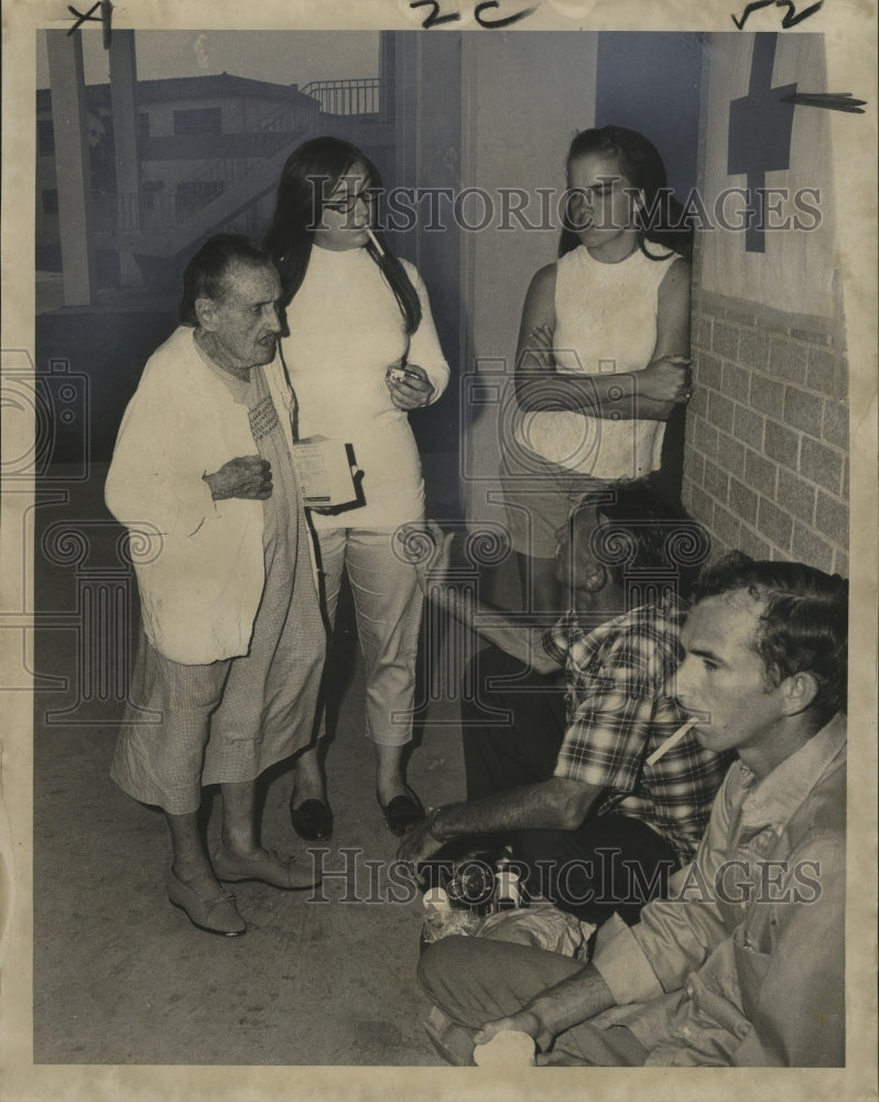 1969 Press Photo Hurricane Laurie-Mrs. Mary Squasich 84, talks with family. - Historic Images