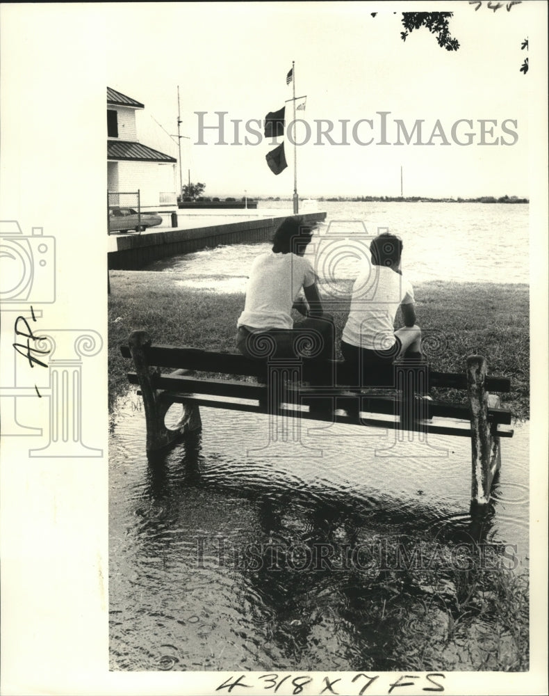 1977 Press Photo Hurricane Babe-Mack &amp; Michael Roy watch at Lake Pontchartrain - Historic Images