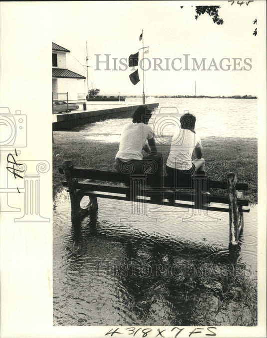 1977 Press Photo Hurricane Babe-Mack & Michael Roy watch at Lake Pontchartrain - Historic Images