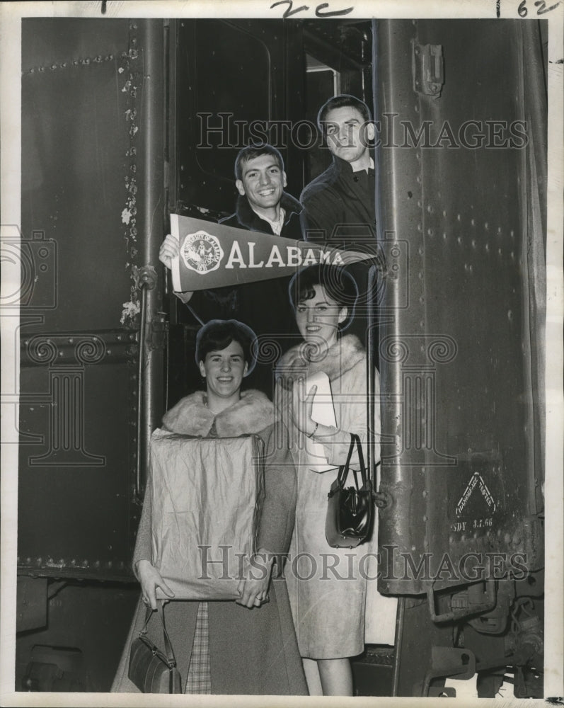 1966 Sugar Bowl-Fans arrive from Louisville, KY rooting for Alabama - Historic Images