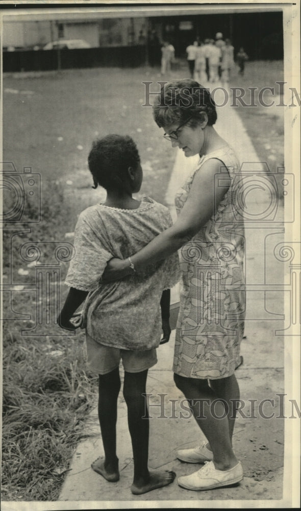 1969 Press Photo Woman Consoles Little Girl who cut Herself on Hurricane Debris - Historic Images