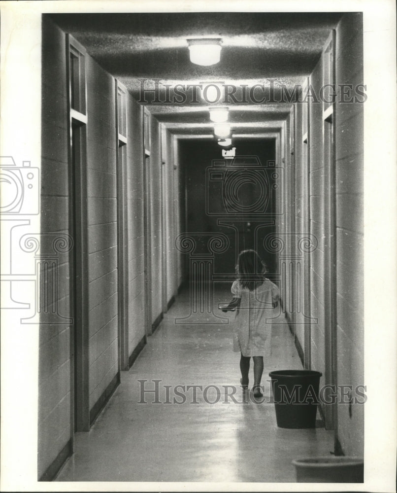 1969 Press Photo Hurricane Camille-Little Vicky Bane in Dormitory Hall, - Historic Images