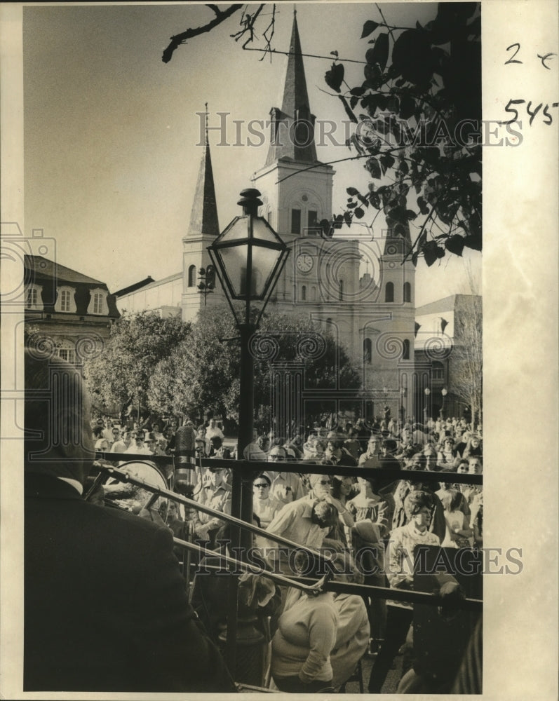 1972 Press Photo New Orleans Jackson Square-Crowds listen to music - noa03354 - Historic Images