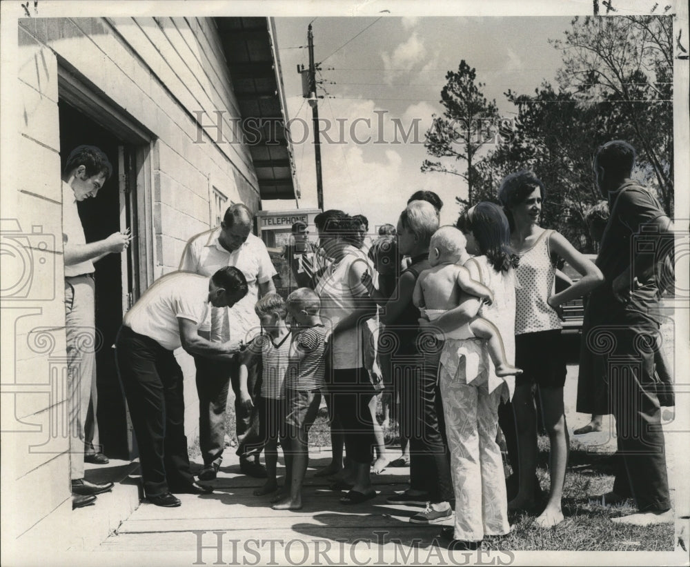 1969 Press Photo Hurricane Camille-Dr. Carl H. Rabin inoculates a small boy. - Historic Images