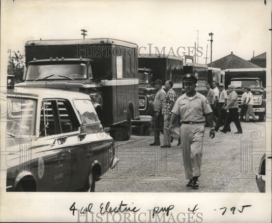 1969 Press Photo Hurricane Camille-Electric delivery system trucks and drivers. - Historic Images