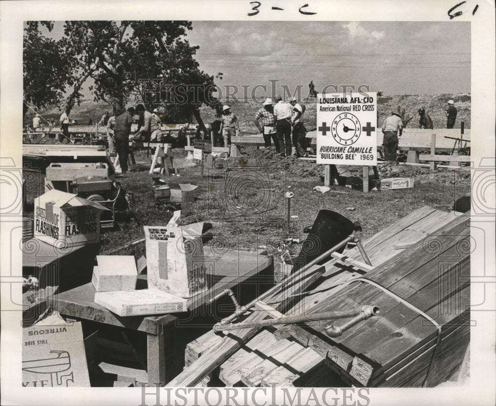 1969 Press Photo Hurricane Camille-Volunteer Louisiana AFL-CIO members. - Historic Images