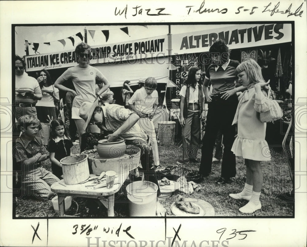 1976 Press Photo New Orleans Jazz Festival, Attendees Watch as Man Crafting Pot - Historic Images