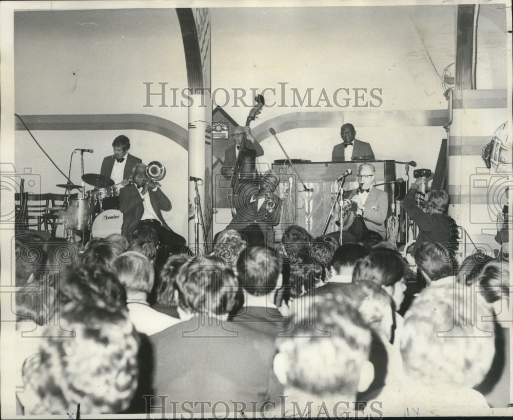 1974 Press Photo New Orleans Jazz and Heritage Festival-Legends of Jazz perform. - Historic Images