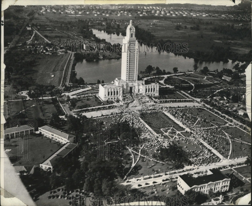 1975 Press Photo Crowds Pour out of State Capitol Into the Sunken Gardens-1935 - Historic Images