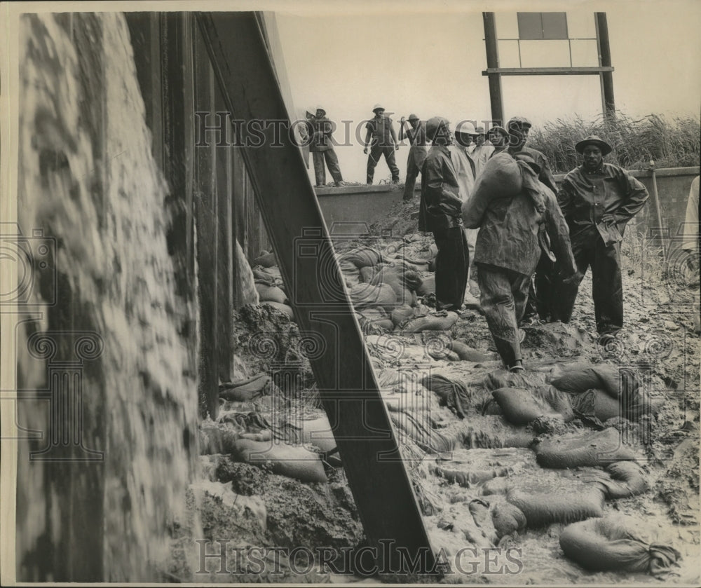 1964 Press Photo Hurricane Hilda- Workers sandbag at Indus Canal and Florida Ave- Historic Images