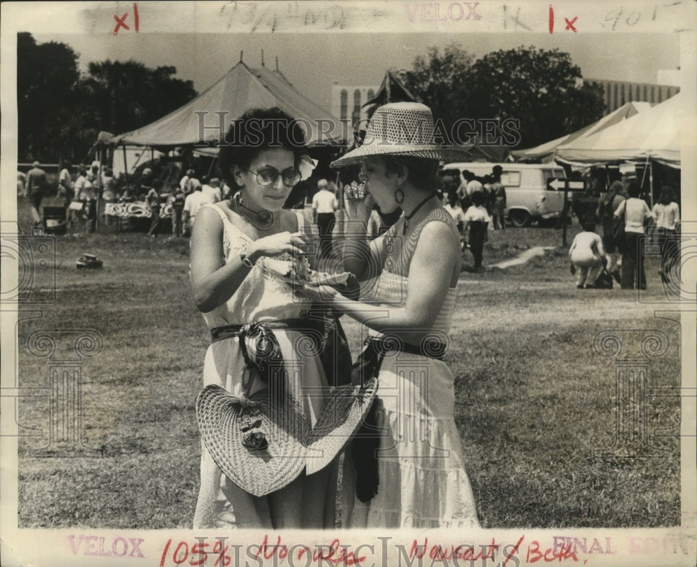 1975 Press Photo New Orleans Jazz and Heritage Festival- Diners at the Fair. - Historic Images