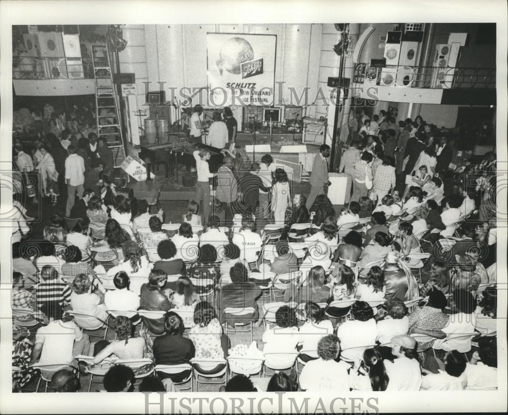 1975 Press Photo New Orleans Jazz and Heritage Festival- Fans waiting for music. - Historic Images