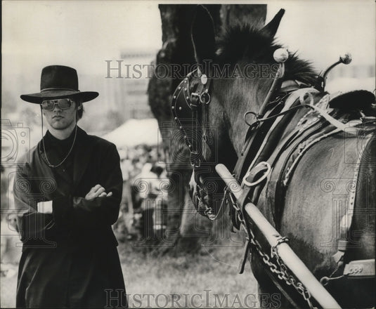 1976 Press Photo New Orleans Jazz & Heritage Festival, Horse and owner - Historic Images