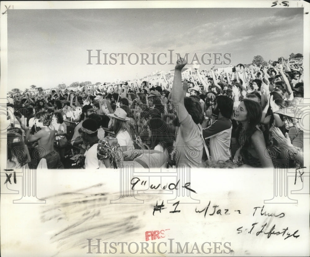 1977 Press Photo New Orleans Jazz &amp; Heritage Festival, Audience Clapping To Beat - Historic Images