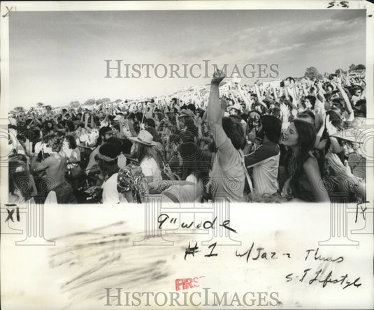 1977 Press Photo New Orleans Jazz & Heritage Festival, Audience Clapping To Beat - Historic Images