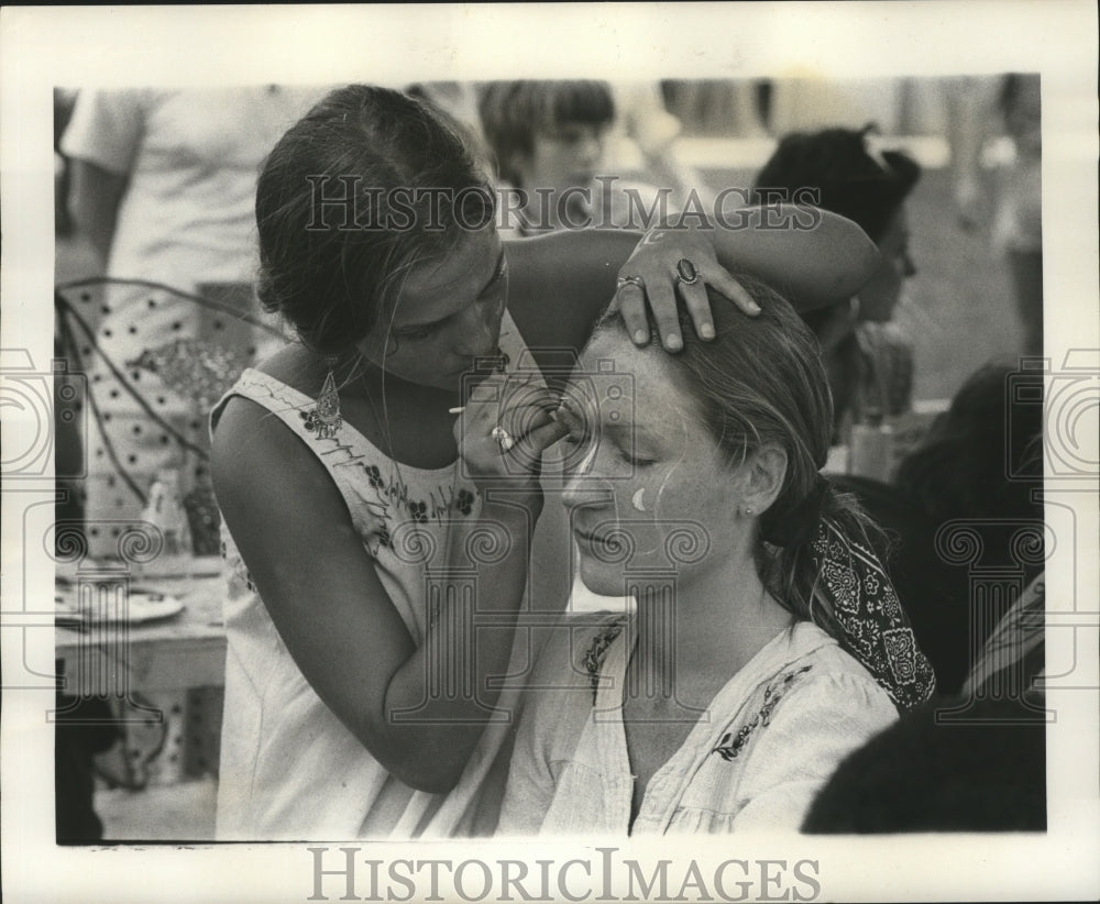 1977 Press Photo New Orleans Jazz and Heritage Festival- Face Painting. - Historic Images