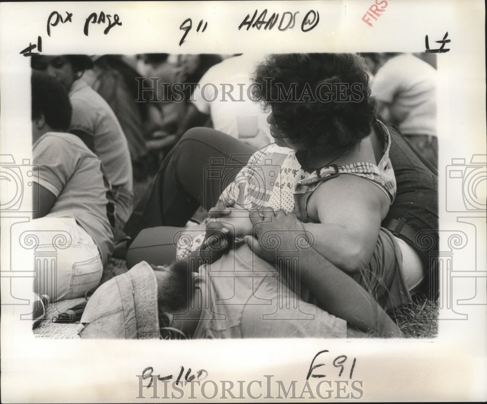 1977 Press Photo New Orleans Jazz and Heritage Festival- Resting with music. - Historic Images