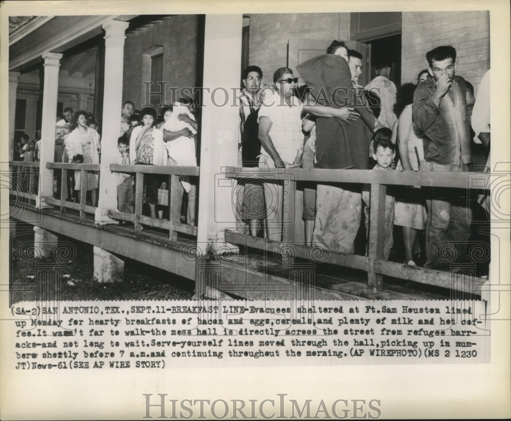 1961 Press Photo Hurricane Carla- Evacuees sheltered at Ft. Sam Houston.- Historic Images