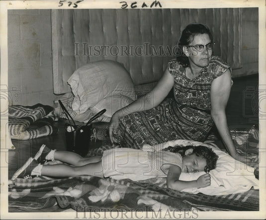 1961 Press Photo Hurricane Carla- Refugees at St. Bernard shelter. - noa03670-Historic Images