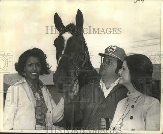1978 Press Photo Horse Racing-Pretty Loyola co-eds with Diamond Black. - Historic Images