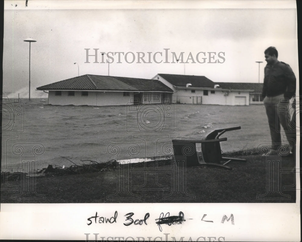 1964 Hurricane Hilda- Food Stand on Lakeshore Dr surrounded by water - Historic Images