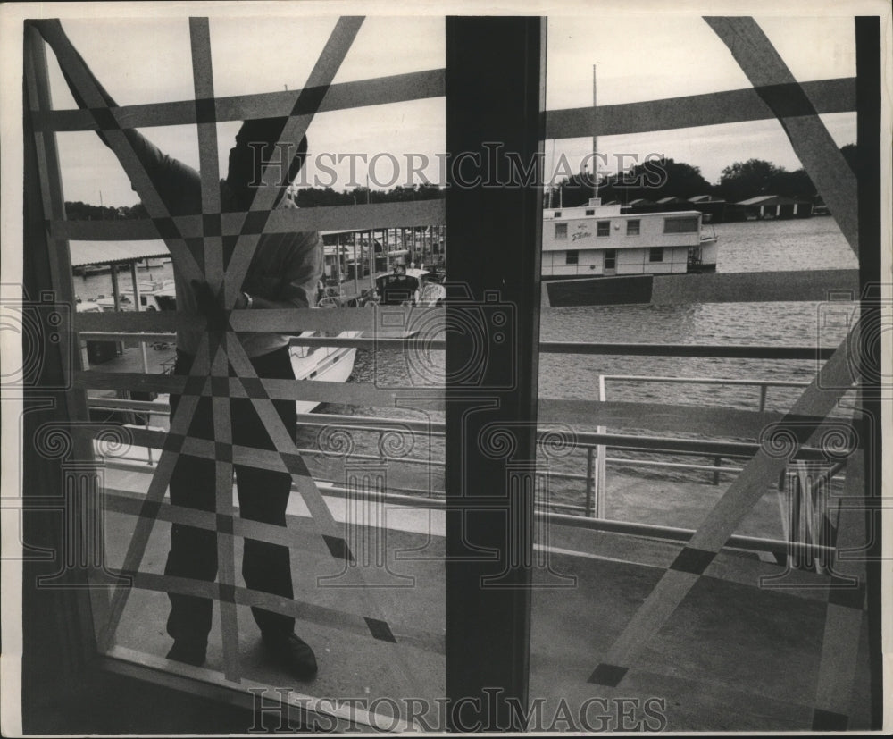 1964 Press Photo Hurricane Hilda- Taping up New Orleans Marina Windows for storm-Historic Images