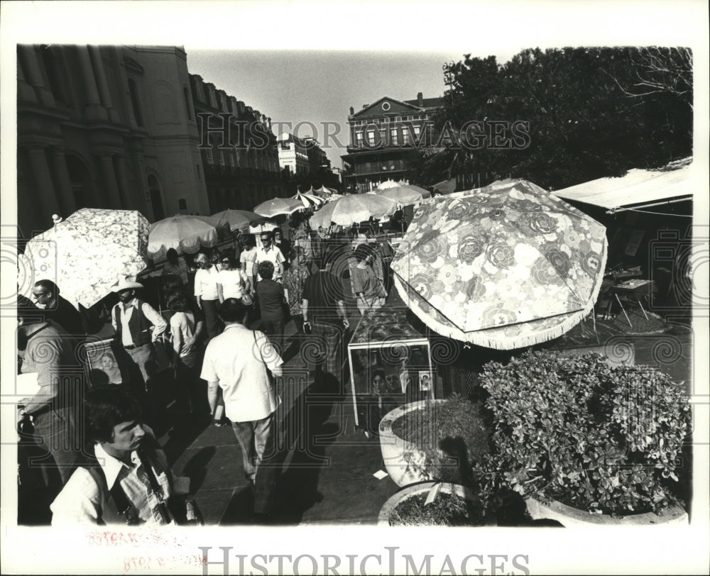 1978 Press Photo New Orleans Jackson Square- Visitors walk among umbrellas - Historic Images