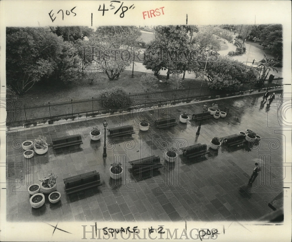 1976 Press Photo New Orleans Jackson Square- During rain, park is deserted. - Historic Images