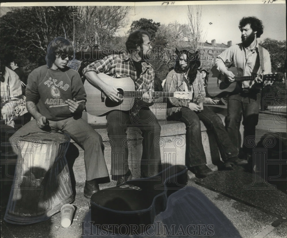 1976 Press Photo New Orleans Jackson Square-Musicians gather in Jackson Square - Historic Images