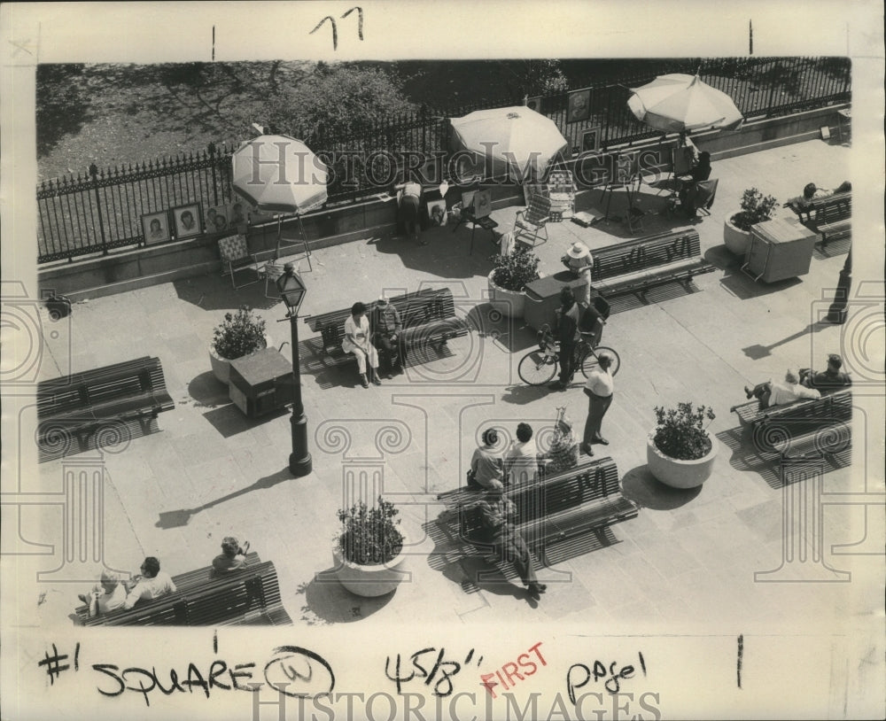 1978 Press Photo New Orleans Jackson Square-Group seeks sunlight in Square. - Historic Images