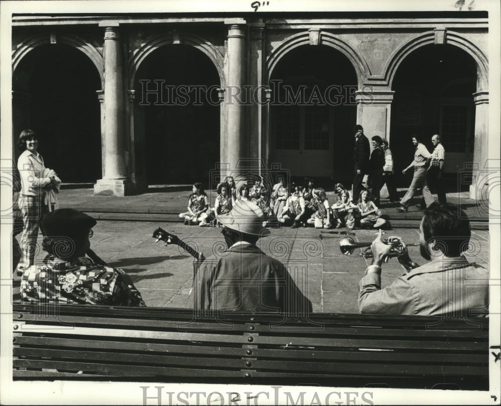 1978 Press Photo New Orleans Jackson Square- Girl Scout Troop 603 visit Square. - Historic Images