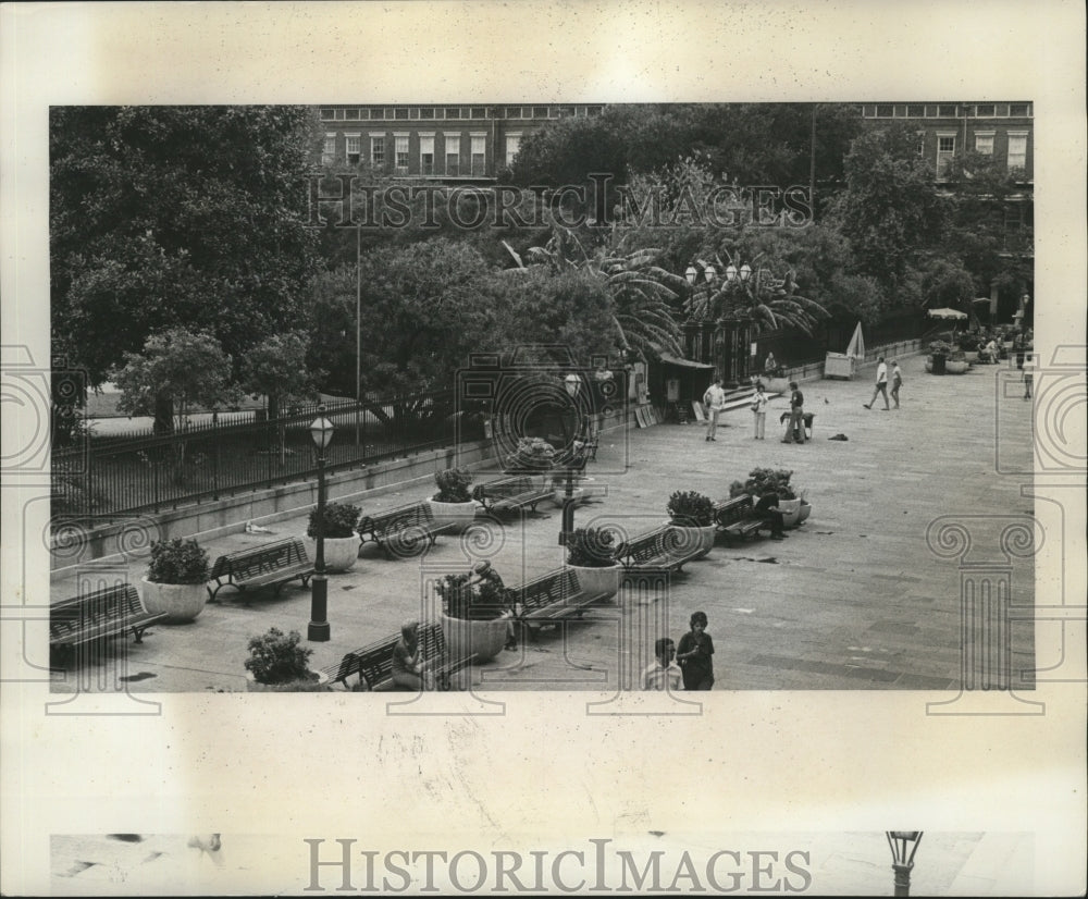 1977 Press Photo New Orleans Jackson Square- Enjoying the Square. - noa03837 - Historic Images