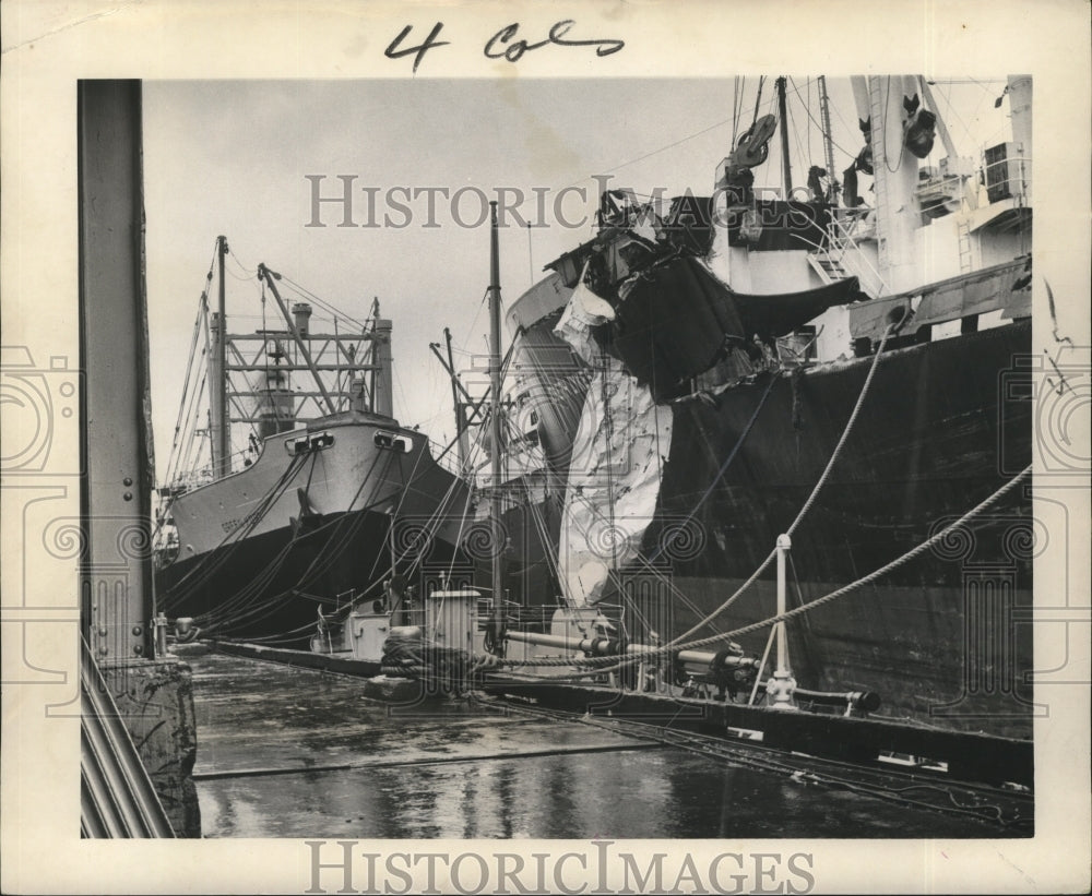 1965 Press Photo Hurricane Betsy-Damaged ships docked after night on river.-Historic Images