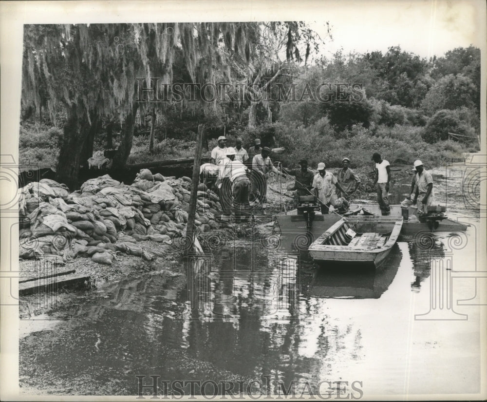 1961 Press Photo Hurricane Carla-Workmen Begin Piling up Sandbags Along Shore-Historic Images