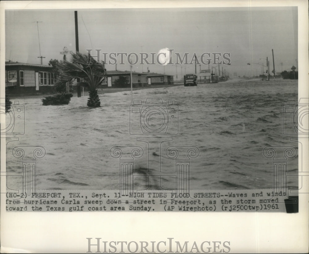 1961 Press Photo Hurricane Carla, Waves and Winds From Storm Flood Streets-Historic Images