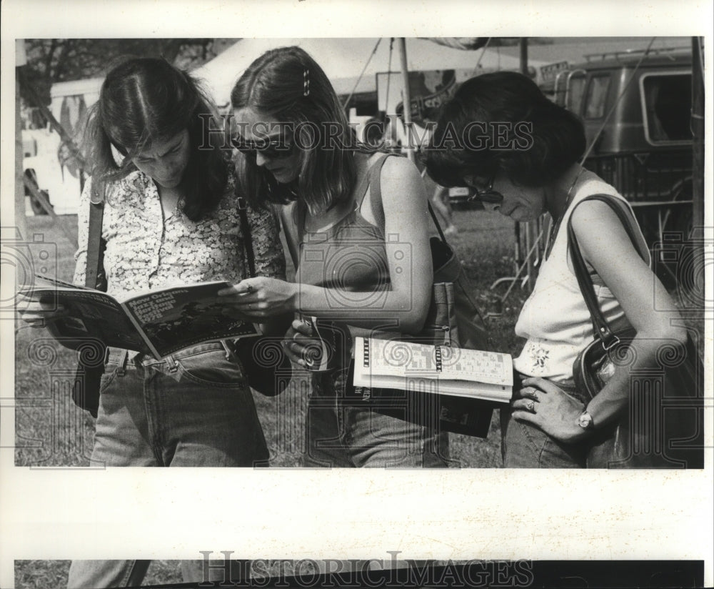 1978 Press Photo New Orleans Jazz &amp; Heritage Festival, Ladies Look Thru Booklet - Historic Images