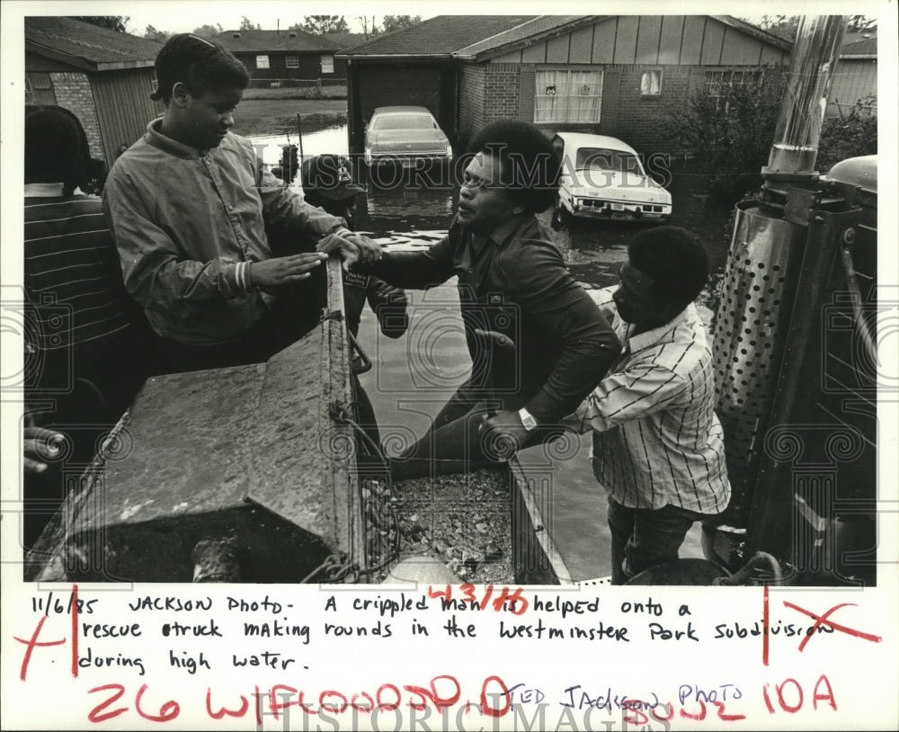 1985 Press Photo Hurricane Juan-Crippled Man Helped On a Truck During High Water - Historic Images