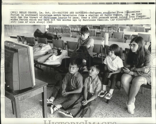 1969 Press Photo Hurricane Laurie - Refugees of Plaquemines Parish Watch TV - Historic Images