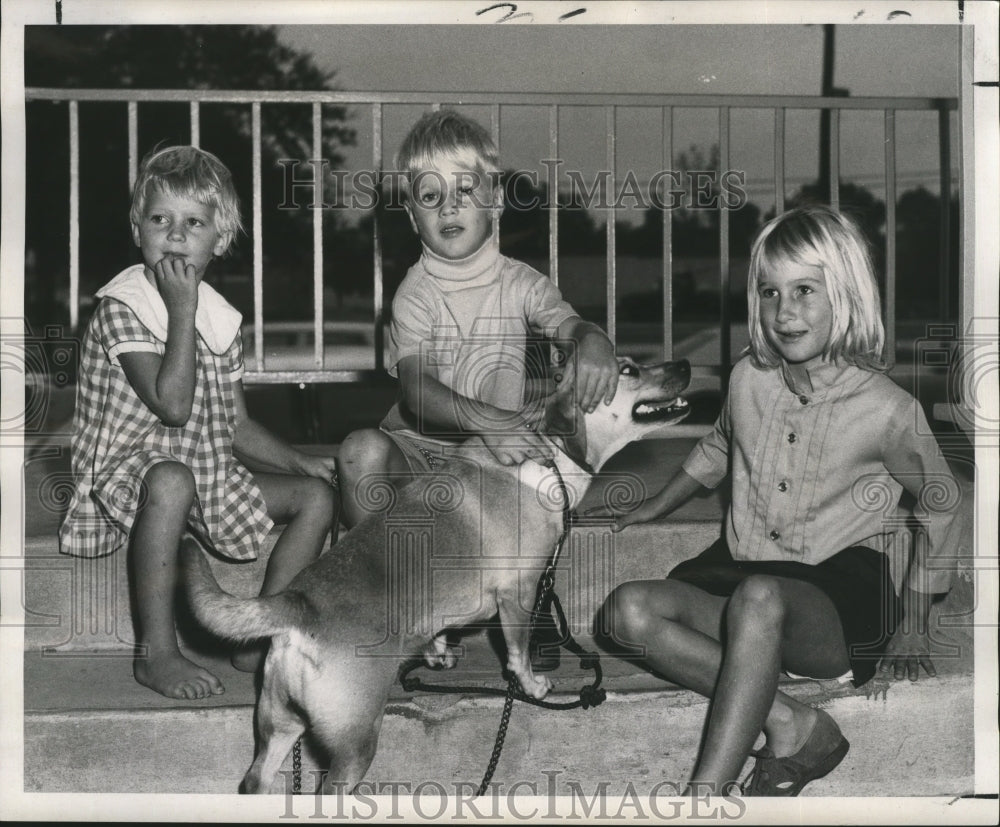 1969 Hurricane Laurie - Refugees Lisa, Bubber &amp; Lorunda Fisher &amp; Dog - Historic Images