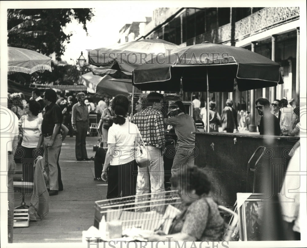 1978 Press Photo New Orleans - Scene of People at Jackson Square - Historic Images